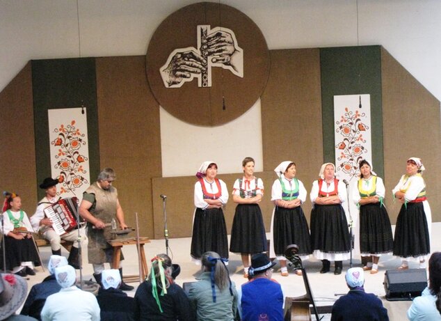 Vystúpenie folklórnej skupiny v programe Stretnutie